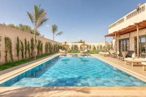 Villa Leila,piscine , grand jardin, jeux , cuisinière
